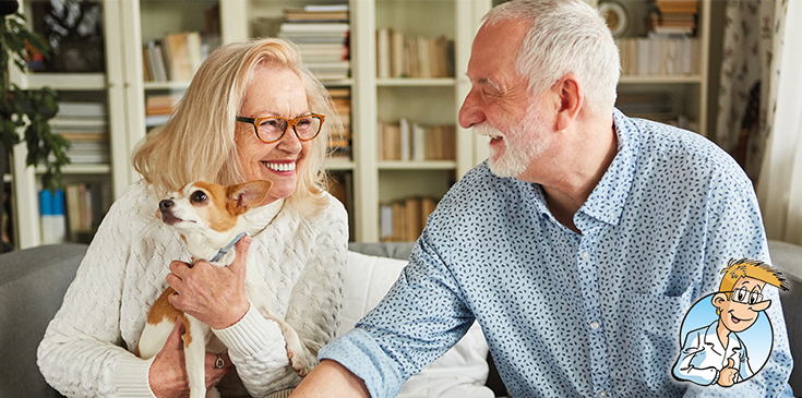 Welche Renten müssen versteuert werden? Ein glückliches Rentnerpaar sitzt lachend auf dem Sofa, die Frau hält einen kleinen Hund im Arm. Sorgenfrei genießen sie den Ruhestand – mit der Unterstützung des Steuerrings.