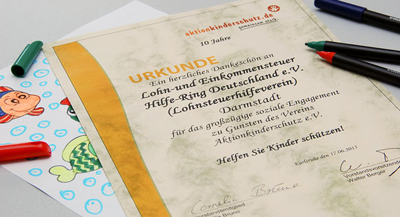 Die Urkunde des Lohnsteuerhilfevereins Steuerring Die Urkunde des Lohnsteuerhilfevereins Steuerring und ein gemaltes Bild.
