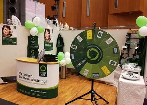 Der Messestand des Lohnsteuerhilfevereins Steuerring war mit dem Glücksrad ein echter Besucher-Magnet. Der Messestand des Lohnsteuerhilfevereins Steuerring war mit dem Glücksrad ein echter Besucher-Magnet.