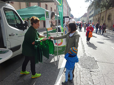 Der Steuerring auf dem Würzburger Stadtfest Eine Mitarbeiterin des Lohnsteuerhilfevereins Steuerring verteilt Taschen an Besucher des Würzburger Stadtfests.