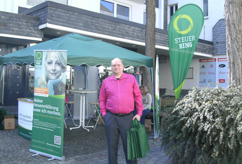 Bereit für den Ansturm: Nils Balzer, Steuerring-Beratungsstellenleiter in Brilon. Nils Balzer, Beratungsstellenleiter des Lohnsteuerhilfevereins Steuerring, steht am Messestand und hält Werbetaschen für die Besucher bereit.