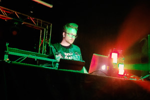 Der Steuerring-Mediendesigner John Paul Hirsch legt als DJ Musik in einem Club auf.