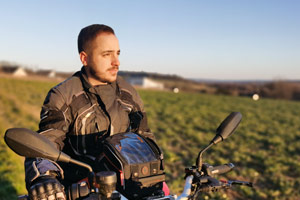 Marvin Schuler, Beratungsstellenleiter beim Lohnsteuerhilfeverein Steuerring, auf seinem Motorrad.