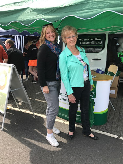 Gut gelaunt und voller Tatendrang: Jennifer und Margret Nink, Beraterinnen des Lohnsteuerhilfevereins Steuerring in Nordhofen Zwei Beratungsstellenleiterinnen des Lohnsteuerhilfevereins Steuerring am Messestand.