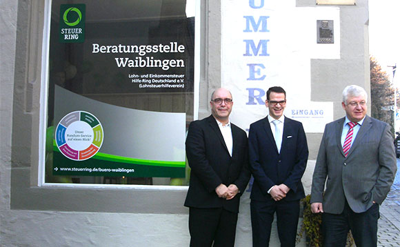 Neueröffnungs der Beratungsstelle des Lohnsteuerhilfevereins Steuerring in Waiblingen Der Steuerring Beratungsstellenleiter, Vorstandssprecher des Lohnsteuerhilfevereins sowie der Bereichsleiter stehen vor der neuen Beratungsstelle in Waiblingen.
