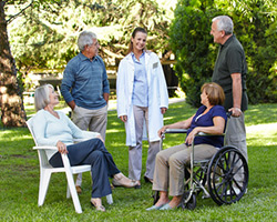 Eine Gruppe Senioren mit Pflegekraft