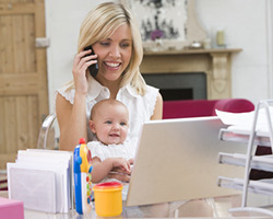 Steuererklärung - Arbeitszimmer während der Elternzeit Steuererklärung - Mutter mit Kind vor einem Computer am Telefonieren