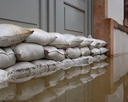 Tür mit Sandsäcken und Hochwasser
