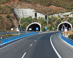Straße mit Tunnel
