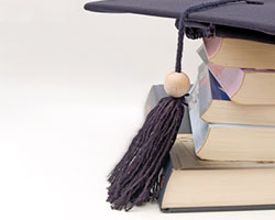 Steuererklärung: Sind Studienkosten abzugsfähig? Bücher mit Graduierten-Hut