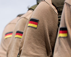 Stationierung im Ausland: Änderungen ab 2015 Stationierung im Ausland: Deutsche Soldaten stehen in einer Reihe