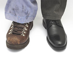 Berufskleidung: Fuß eines Bauarbeiters und eines Geschäftsmannes