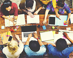 Fortbildungskosten oder Ausbildungskosten – der feine Unterschied in der Steuererklärung Studenten sitzen gemeinsam an einem Tisch und lernen.