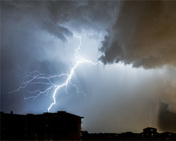 Ein Unwetter wütet über einer Stadt. 