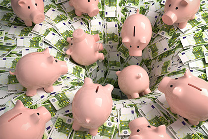 Abflussprinzip – auch bei außergewöhnlichen Belastungen. Geld und Sparschweine fließen in einem Sog ab.