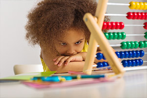 Ein Kind rechnet mit einem Abacus.