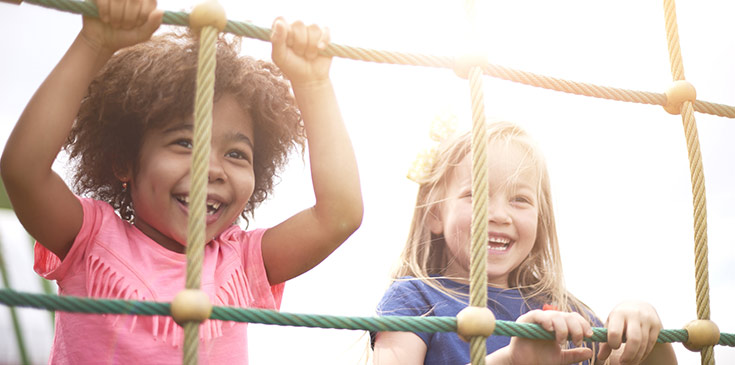 BFH-Urteil: Arbeitgeberzuschuss zu Kinderbetreuungskosten muss in die Steuererklärung Lachende Kinder
