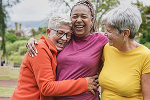 3 Seniorinnen freuen sich