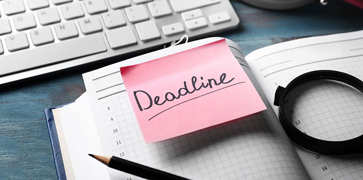 Stichtag 30.11.: Freibeträge beantragen und Steuererstattung für das ganze Jahr kassieren Ein aufgeschlagener Kalender mit Post It auf dem das Wort „Deadline“ steht