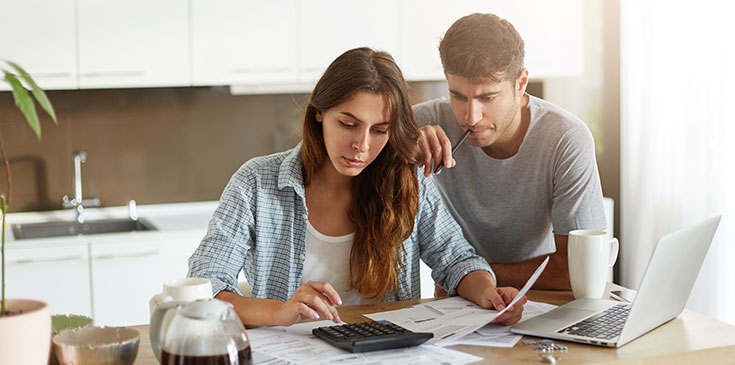 Vorauszahlungen an das Finanzamt Ein Paar berechnet die Vorauszahlungen für das Finanzamt