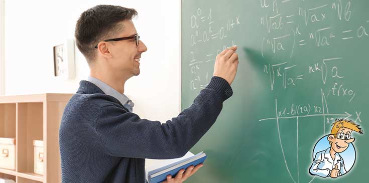 Steuertipps für Lehrer: Werbungskosten und Sonderausgaben richtig absetzen Ein junger Lehrer steht an der Tafel und schreibt Formeln auf.