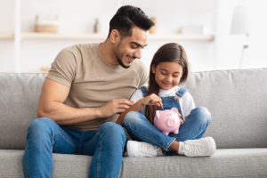 Ein Vater und seine Tochter sitzen auf dem Sofa.