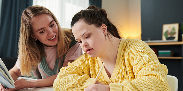Zwei junge Frauen bearbeiten Anträge. 