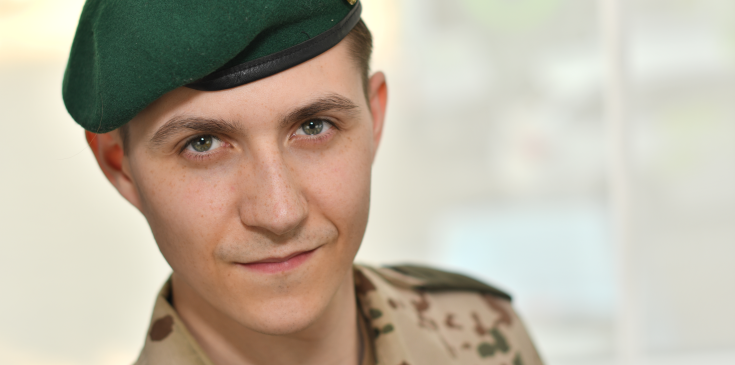 Die Steuererklärung 2024 für Soldaten Ein Soldat blickt gerade aus in die Kamera.