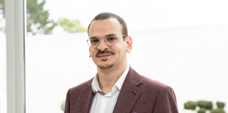 Porträt von Selcuk Yavuz, der in die Kamera blickt.