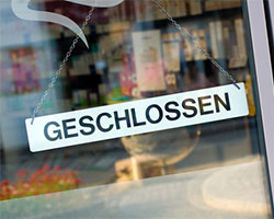 Schild mit der Aufschrift „geschlossen“ an der Tür eines Geschäfts.