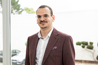 Porträt von Selcuk Yavuz, der in die Kamera blickt.