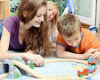 Alleinerziehende Mutter spielt mit Kindern