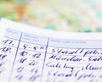 Leiharbeiter können Reisekosten in der Steuererklärung ansetzen. Das Fahrtenbuch und ein Stadtplan eines Leiharbeiters.