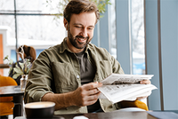 Neues Urteil zum Solidaritätszuschlag: Wer muss den Soli noch zahlen und wie hoch ist die Belastung? Ein Mann sitzt an einem Tisch und liest die neusten Nachrichten des Steuerrings.