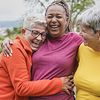 3 Seniorinnen freuen sich