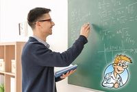 Steuertipps für Lehrer: Werbungskosten und Sonderausgaben richtig absetzen Ein junger Lehrer steht an der Tafel und schreibt Formeln auf.
