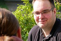 Der neue TeLios-Dozent Dominik Ferdinand Dominik Ferdinand im Gespräch mit einer Steuerring-Kollegin.