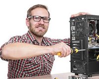 Ein Techniker repariert einen Computer.