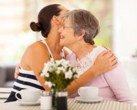 Kindergeld für im Ausland studierende Kinder Tochter umarmt Mutter