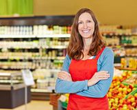 Verkäuferin in einer Supermarkt-Filiale