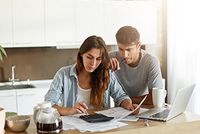 Vorauszahlungen an das Finanzamt Ein Paar berechnet die Vorauszahlungen für das Finanzamt