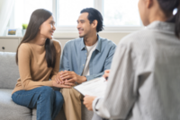 Ein Paar sitzt in einem Beratungsgespräch.