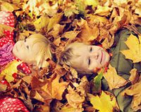 Kindergeld: ab 2016 nur mit Steuer-ID Zwei Kinder spielen im Laub