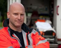 Einkommensteuer Rentensteuer - Rettungssanitäter vor Rettungswagen Einkommensteuer Rentensteuer - Rettungssanitäter vor Rettungswagen