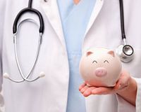 Mediziner mit Stethoskop und Sparschwein