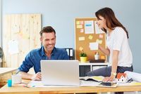 Häusliches Arbeitszimmer – Höchstbetrag gilt nun personenbezogen. Ein Paar unterhält sich im Büro.