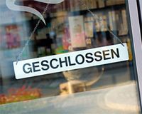 Insolvenzgeld und Pendeln in der Steuererklärung Schild mit der Aufschrift „geschlossen“ an der Tür eines Geschäfts.