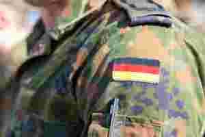 Die deutsche Flagge auf einer Bundeswehr-Uniform
