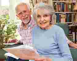 Ein älteres Ehepaar schaut die Steuererklärung durch