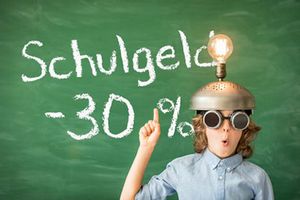 Ein Junge im blauen Hemd mit Fliegerbrille, Helm und Glühbirne auf dem Kopf steht vor eine Tafel, schaut überrascht. Auf der Tafel steht: Schuldgeld – 30 %